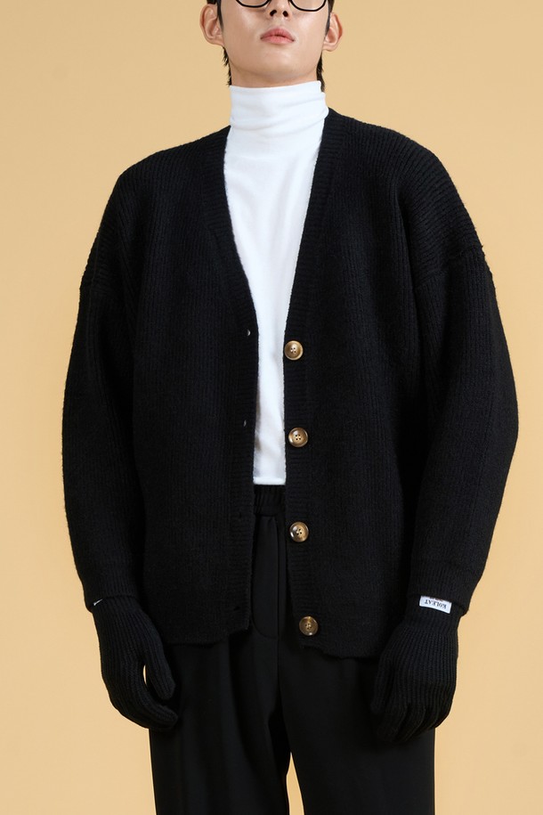 [남녀공용] 겨울 오버핏 헤비 니트 가디건 [블랙] KCL은 겨울철 데일리룩을 위한 베이직 스타일의 니트 가디건입니다. 남녀 모두 착용 가능한 디자인으로, 오버핏 실루엣과 브이넥 라인으로 편안하면서도 세련된 분위기를 연출합니다. 두꺼운 헤비 니트 소재로 제작되어 보온성이 뛰어나며, 부드러운 촉감으로 편안하게 착용할 수 있습니다. WARM HOT FUNCTION, 365 FAST HEAT, AIR CIRCULATION 기능으로 따뜻함을 더해줍니다. 미니멀, 클래식, 캐주얼 스타일을 즐기는 분들께 추천합니다.
