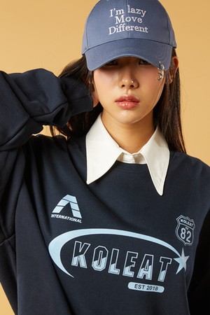 (남녀공용) 오버핏 스포츠 클럽 로고 아트웍 블록코어 풋볼 맨투맨 [네이비]