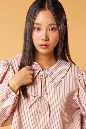 미디 크롭 퍼프 리본끈 스트라이프 긴팔 셔츠 [PINK]