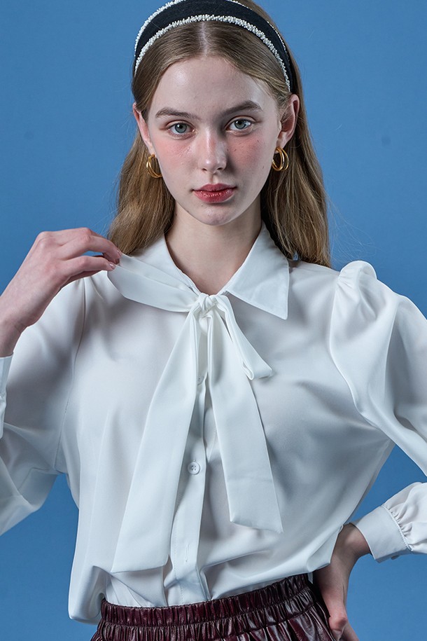 퍼프 리본 타이 셔츠 에어 블라우스 [화이트] KCL은 우아하고 클래식한 스타일을 연출하는 여성 블라우스입니다. 부드러운 실크 소재로 제작되어 얇지만 은은한 광택과 자연스러운 드레이핑을 선사합니다. 퍼프 소매 디자인과 리본 타이 디테일이 여성스러운 분위기를 더하며, 레귤러 핏으로 편안하게 착용 가능합니다. 오피스룩, 모임룩, 데이트룩 등 다양한 TPO에 활용할 수 있으며, 사계절 내내 활용 가능한 실용적인 아이템입니다. 24시간 착용해도 편안함을 유지하는 블라우스로, 미니멀, 클래식, 로맨틱 스타일을 즐기는 분들께 추천합니다.
