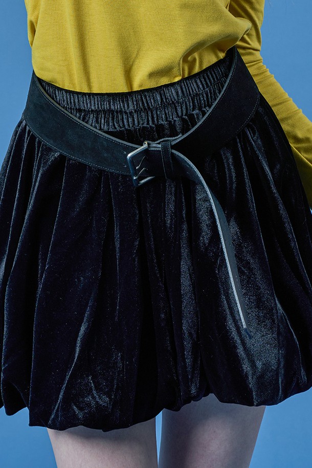 벌룬 벨벳 플레어 밴딩 미니스커트 [BLACK] (블랙) KCL은 페미닌한 무드를 연출하는 여성용 미니스커트입니다. 부드러운 벨벳 소재로 제작되어 부드러운 촉감을 선사하며, 밴딩 처리로 편안한 착용감을 제공합니다. 플레어 실루엣과 벌룬 디테일이 더해져 사랑스러운 분위기를 자아내며, 데이트룩, 모임룩, 카페룩 등 다양한 TPO에 활용하기 좋습니다. 클래식하면서도 로맨틱한 스타일을 완성하는 블랙 컬러의 미니스커트입니다.
