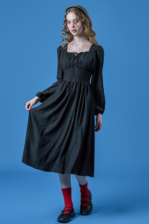 에어리 퍼프 플레어 맥시 롱원피스 [BLACK] KCL은 여성을 위한 블랙 색상의 원피스입니다. 봄에 어울리는 이 원피스는 우아하고 페미닌한 무드를 연출하며, 스퀘어넥 디자인과 퍼프 소매, 프릴 디테일이 특징입니다. 플레어핏의 맥시 기장으로 제작되었으며, 데일리룩으로 활용하기 좋습니다.
