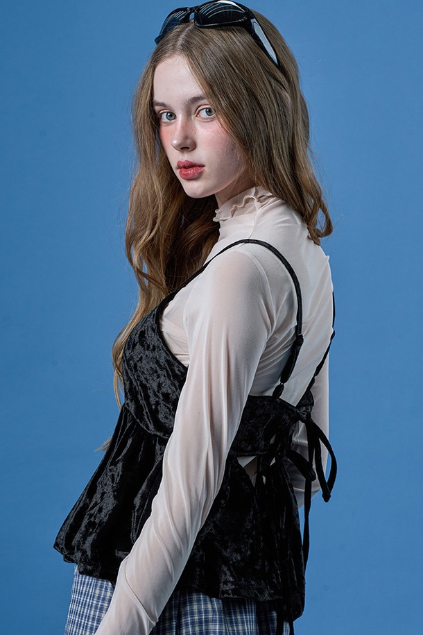 페미닌한 무드의 레이어드 벨벳 끈나시 베스트입니다. 부드러운 블랙 벨벳 소재로 제작되었으며, 얇은 두께감과 스퀘어넥 디자인이 특징입니다. 크롭 기장의 레귤러핏으로, 끈과 등 리본 디테일이 더해진 민소매 상의입니다.
