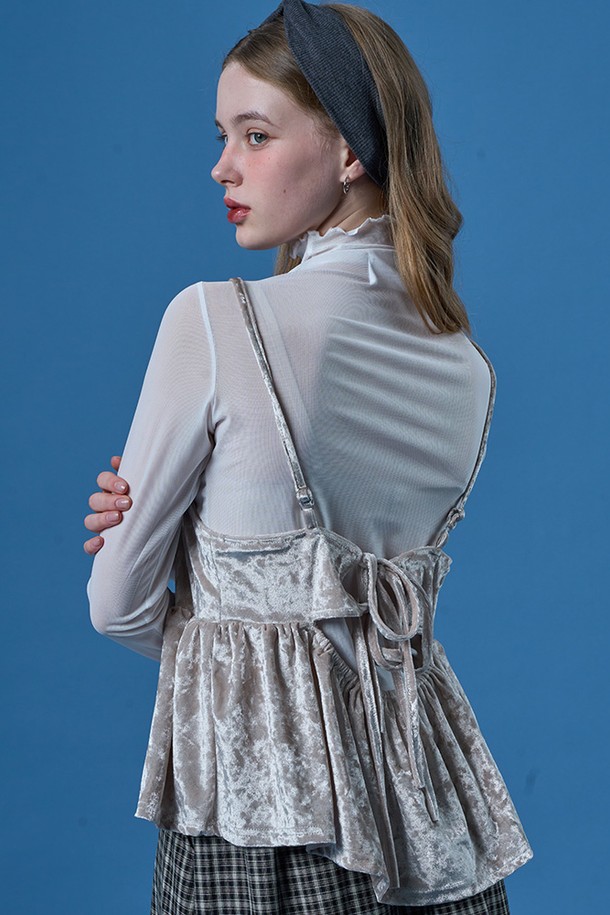 크림 컬러의 레이어드 벨벳 끈나시 베스트 KCL입니다. 부드러운 벨벳 소재로 제작되었으며, 스퀘어넥과 플레어 핏이 특징인 크롭 기장의 민소매 상의입니다. 얇은 두께로 봄, 여름 데일리룩에 페미닌한 무드를 더해주는 레이어드 스타일의 아이템입니다.
