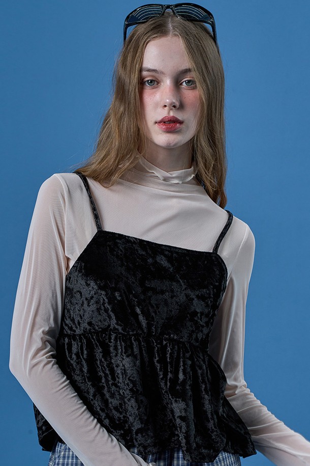 시스루 레이어드 무지 이너 긴팔 티셔츠 [CREAM] KCL은 페미닌하고 베이직한 스타일을 연출하는 여성용 긴팔 티셔츠입니다. 크림, 블랙, 화이트 3가지 색상으로 출시되었으며, 봄, 여름, 가을, 겨울 사계절 모두 착용 가능합니다. 얇은 두께감의 시스루 소재와 루즈핏, 플레어핏의 조화가 은은한 여성스러움을 더하고, 라운드넥 디자인으로 편안하게 착용할 수 있습니다. 레이어드 스타일링이 용이하며, 퍼프 디테일과 레이스 장식이 더해져 데이트룩, 카페룩, 미니멀, 클래식 스타일을 완성합니다. 24시간 언제든 부드러운 촉감으로 편안하게 즐길 수 있는 아이템입니다.
