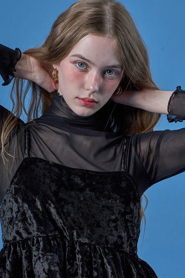 페미닌 무드의 블랙 시스루 레이어드 긴팔 티셔츠입니다. 플라워, 도트 패턴의 얇고 부드러운 소재로 제작되었으며, 라운드넥에 루즈핏, 플레어핏으로 편안하게 착용 가능합니다. 레이스 장식과 퍼프 디테일이 돋보이는 디자인으로, 데일리룩에 포인트를 더하고 사계절 활용하기 좋습니다.
