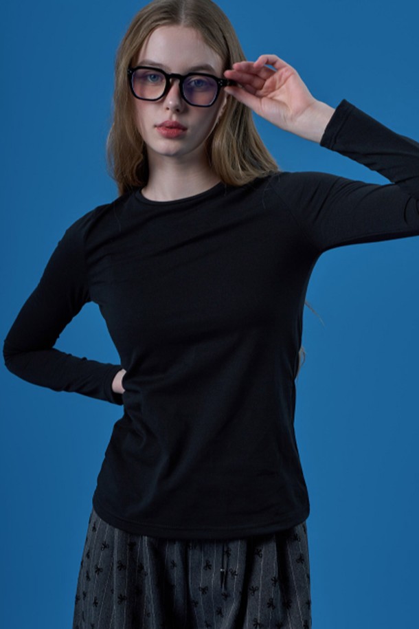 페미닌 무드의 이너 레이어드 코튼 순면 긴팔티는 부드러운 촉감의 면 소재로 제작되었으며, 라운드넥 디자인에 플라워 또는 도트 패턴이 특징입니다. 화이트, 블랙, 핑크, 블루, 옐로우 5가지 컬러로 구성되었고, 퍼프 디테일, 레이스 장식, 벨 핏 또는 플레어 핏 등의 포인트가 돋보입니다. 데일리룩에 활용하기 좋으며, 봄 시즌에 어울리는 여성스러운 스타일을 완성할 수 있습니다.
