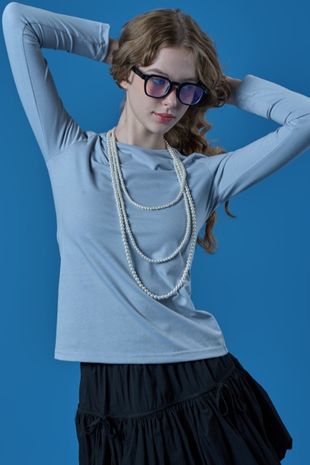 페미닌하고 베이직한 무드의 이너 레이어드 코튼 순면 긴팔티는 부드러운 촉감과 얇은 두께로 편안하게 착용 가능하며, 레이어드 스타일 연출에 용이합니다. 화이트, 블랙, 핑크, 블루, 옐로우 5가지 다채로운 컬러 옵션과 FREE 사이즈로 제공되어 선택의 폭을 넓혔습니다. 일상복으로 활용하기 좋은 레귤러핏의 라운드넥 디자인으로, 봄에 어울리는 스타일을 완성해보세요.
