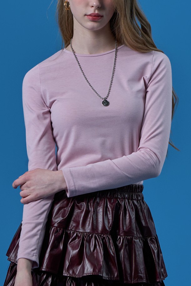 페미닌하고 베이직한 무드의 이너 레이어드 코튼 순면 긴팔티는 부드러운 촉감과 얇은 두께로 봄철 일상복으로 제격입니다. 라운드넥 디자인에 플라워, 도트 패턴이 더해졌으며, 레이어드 스타일, 퍼프 디테일, 레이스 장식으로 포인트를 주었습니다. 화이트, 블랙, 핑크, 블루, 옐로우 5가지 컬러로 제공되는 레귤러핏의 면 소재 긴팔티입니다.
