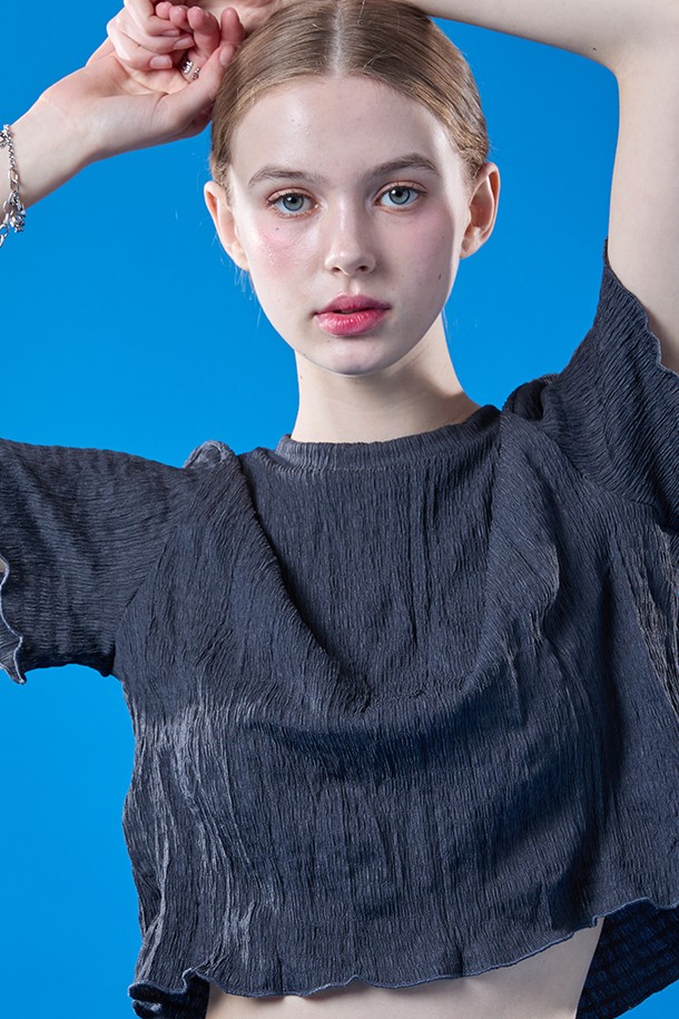 여름에 시원하게 입기 좋은 여성용 차콜그레이 색상의 쿨링 크롭 반팔 티셔츠입니다. 얇고 부드러운 소재로 제작되었으며, 냉감, 통기, 속건 기능을 갖춰 쾌적함을 유지해 줍니다. 무지 패턴에 주름 디자인이 돋보이며, 슬림핏으로 슬리밍 효과까지 제공하는 여름 필수 아이템입니다.
