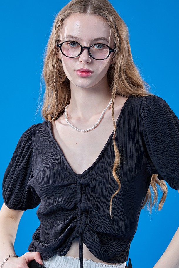 여성용 쿨링 플리츠 리본 퍼프 크롭 반팔티는 블랙 색상으로, 브이넥 디자인이 돋보입니다. 플리츠 패턴과 리본 디테일, 퍼프 소매가 특징이며, 쿨링 소재로 제작되어 여름에도 시원하게 착용 가능합니다. 크롭 기장으로 페미닌한 무드를 연출할 수 있습니다.
