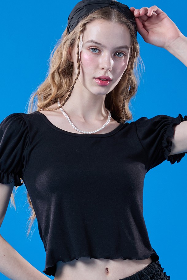 여성용 블랙 색상의 퍼프 프릴 라운드 이너 반팔티입니다. 크롭 기장의 라운드넥 티셔츠로, 퍼프 소매와 프릴 디테일이 특징입니다. 일상이나 페스티벌에서 페미닌하고 시크한 스타일을 연출하기 좋으며, 여름에 착용하기 적합합니다.
