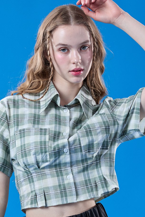 페일 그린 색상의 프레피 체크 패턴이 돋보이는 여성용 크롭 슬림 반팔 셔츠입니다. 클래식하면서도 트렌디한 무드를 연출하며, 여름철 데일리룩에 잘 어울립니다. 카라 디자인과 슬림핏으로 세련된 실루엣을 완성합니다.
