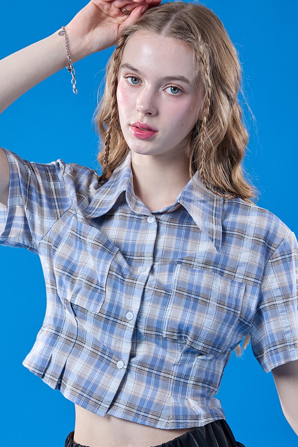 프레피 체크 패턴이 돋보이는 페일블루 컬러의 크롭 슬림 반팔 셔츠입니다. 여성스러운 실루엣을 연출하며, 카라 디자인으로 클래식한 무드를 더했습니다. 여름철 일상에서 산뜻하게 착용하기 좋은 아이템입니다.
