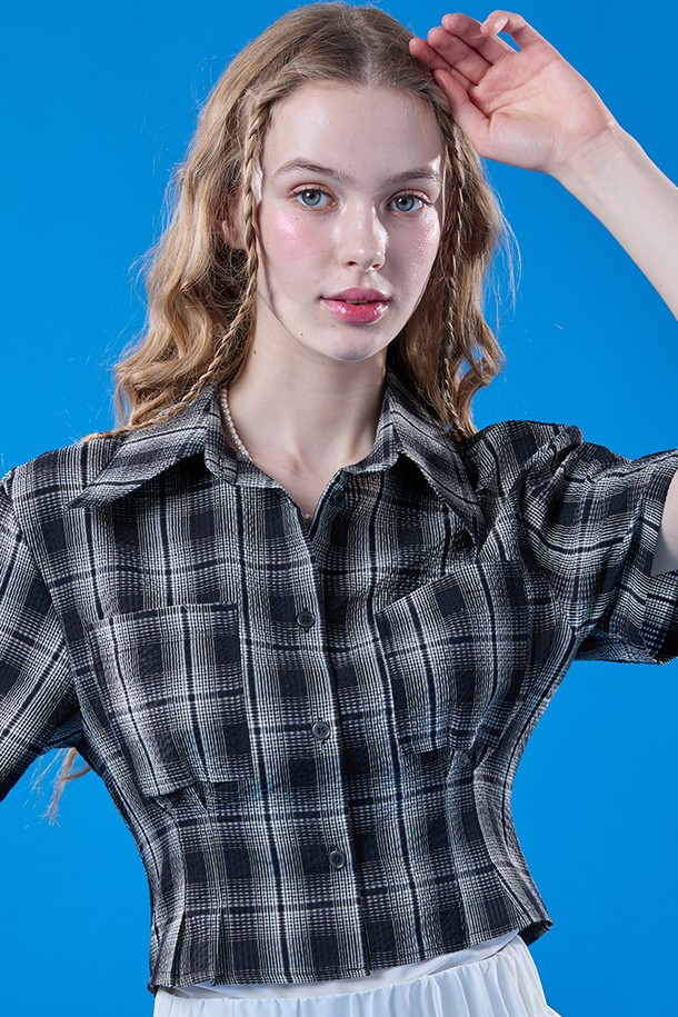 여름 휴양지에서 돋보일 체크 패턴의 블랙 컬러 크롭 반팔 셔츠입니다. 얇고 쿨링 소재로 제작되어 시원하게 착용 가능하며, 슬림핏 디자인이 돋보입니다. 칼라 네크라인과 반소매로 캐주얼한 휴양지 스타일을 연출할 수 있습니다.
