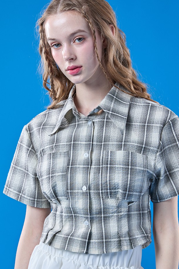 여성용 아이보리 색상의 여름 휴양지 체크 쿨링 슬림 크롭 반팔 셔츠입니다. 시원한 냉감 기능과 걸리시한 감성이 돋보이는 Festival 컬렉션 제품으로, 체크 패턴이 특징입니다. 캐주얼하면서도 프레피 스타일을 연출할 수 있는 크롭 기장의 슬림핏 반소매 셔츠로, 일상과 휴가 모두에 잘 어울립니다.
