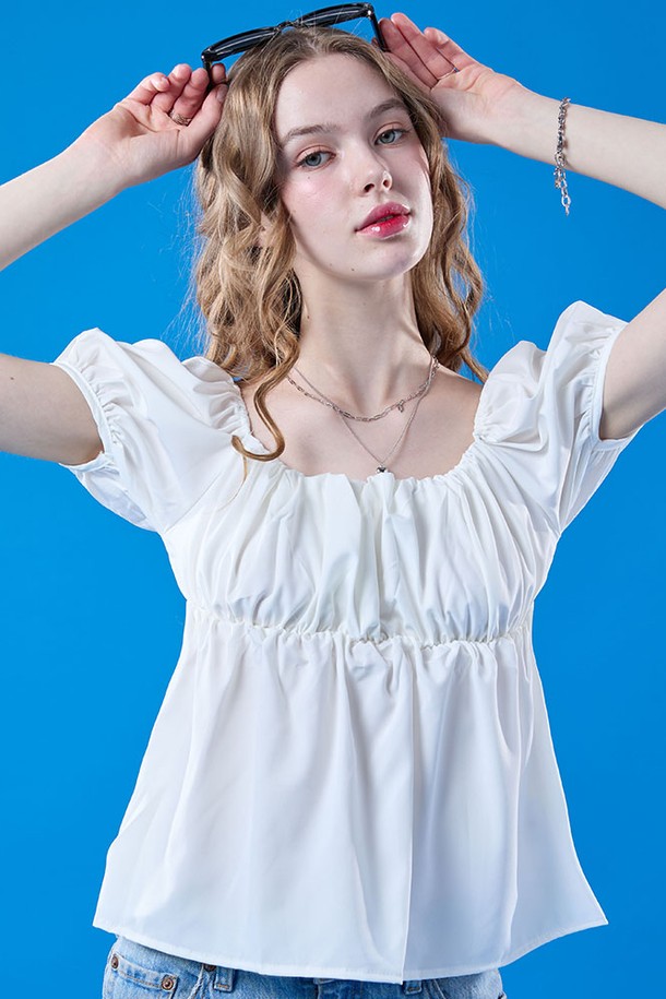 페미닌한 무드의 화이트 컬러 블라우스입니다. 퍼프 소매 디자인과 튤립 디테일이 돋보이며, 벌룬 실루엣의 루즈핏으로 편안하게 착용할 수 있습니다. 스퀘어넥 디자인으로 세련됨을 더했으며, 얇은 소재로 여름철에도 시원하게 입을 수 있습니다.
