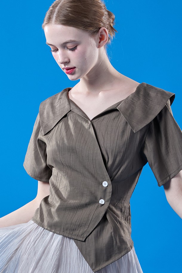 에어리 쿨링 기능이 있는 카키 색상의 미디 랩 오프숄더 슬림 반팔 셔츠입니다. 여름철 일상복으로 적합하며, 얇은 두께와 무지 패턴이 특징입니다. 여성용으로 슬림핏 디자인이 적용되었습니다.
