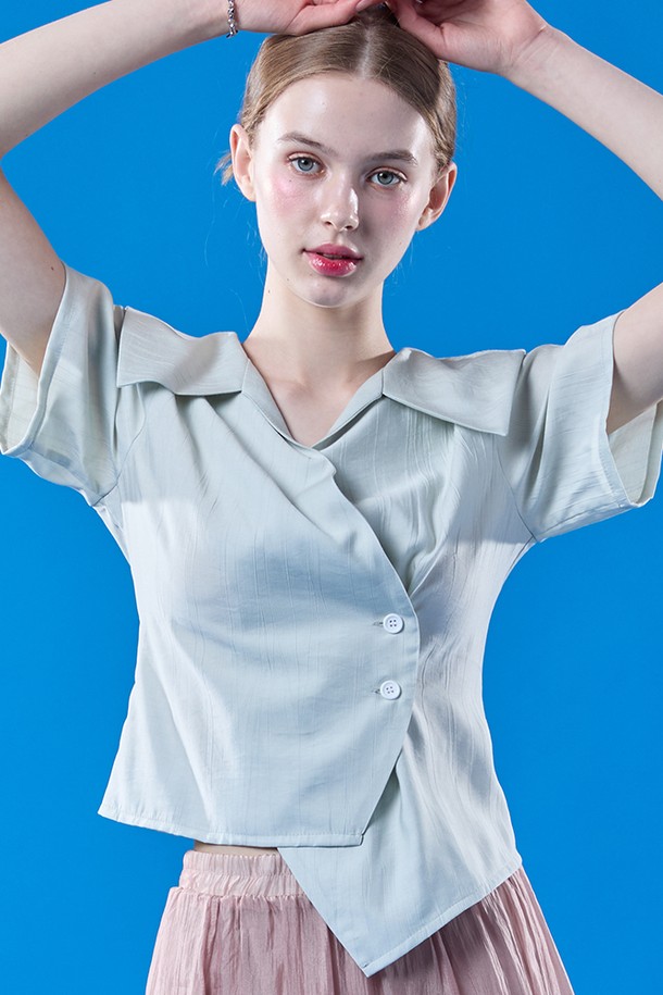 에어리 쿨링 소재로 시원하게 착용 가능한 베이비그린 색상의 미디 기장 슬림핏 반팔 셔츠입니다. 페미닌하고 캐주얼한 무드를 연출하며, 랩 스타일의 오프숄더 디자인이 특징입니다. 여름철 일상에서 편안하게 입을 수 있는 얇은 무지 반팔 티셔츠입니다.
