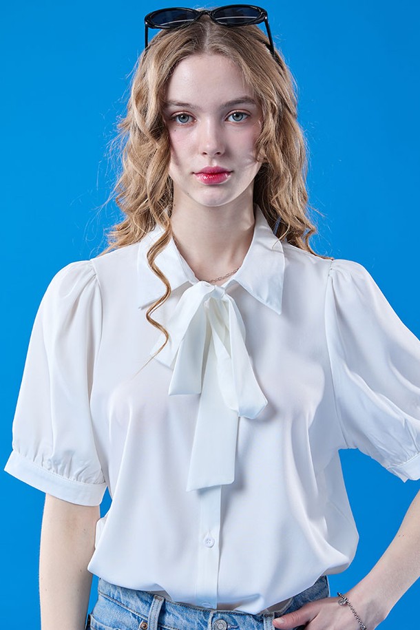 [반팔 ver.] 퍼프 리본 타이 셔츠는 화이트 색상의 에어 반팔 블라우스입니다. 페미닌하고 프레피한 무드를 연출하며, 퍼프 소매와 리본 타이 디테일이 돋보입니다. 얇은 두께감으로 여름철 데일리룩에 적합하며, 무지 패턴과 레귤러 핏으로 편안하게 착용할 수 있습니다.
