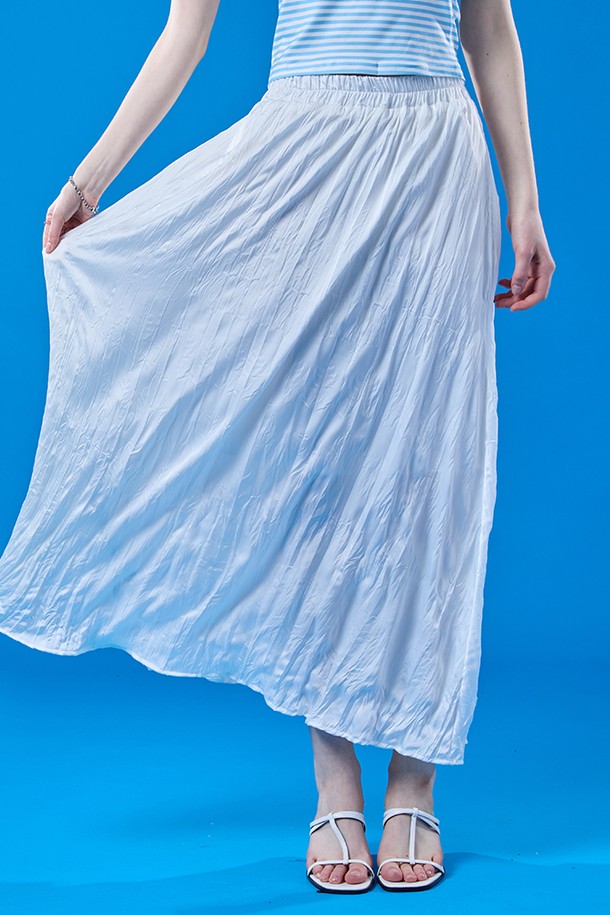 여름에 어울리는 시원한 쉬폰 소재의 화이트 롱 스커트입니다. 플리츠 디자인과 플레어 핏으로 페미닌한 무드를 연출하며, 냉감, 통기성, 속건 기능으로 쾌적함을 더했습니다. 안감이 있어 비침을 방지하며, 주름 디자인이 돋보이는 제품입니다.
