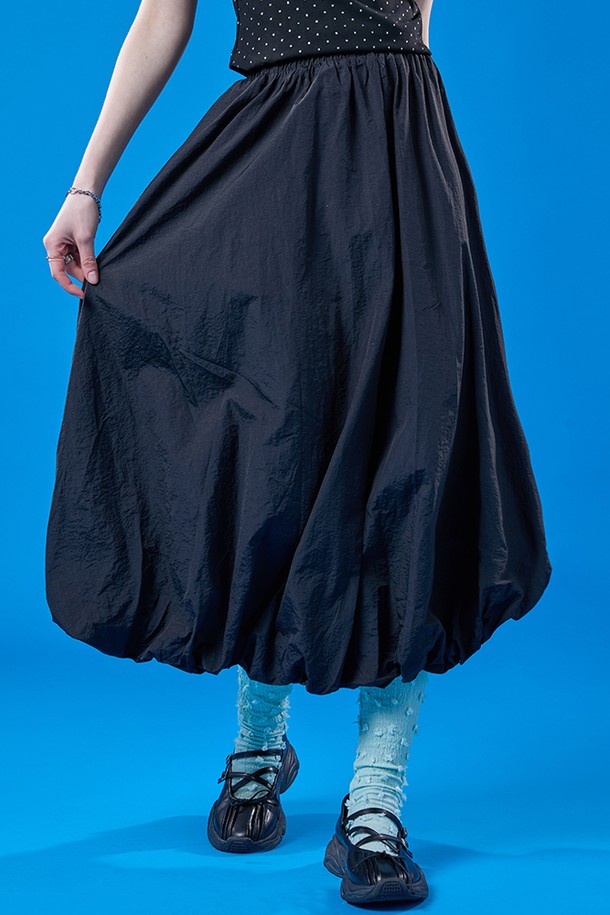 벌룬 쿨링 에어리 바스락 롱스커트 [BLACK] KCL.은 여름철 일상복으로 적합한 여성용 롱스커트입니다. 얇은 두께의 나일론 소재로 제작되어 시원한 착용감을 제공하며, 무지 패턴의 블랙 색상이 특징입니다. 벌룬핏과 루즈핏의 조합으로 캐주얼한 스타일을 연출할 수 있으며, 쿨링 소재와 바스락거리는 촉감이 돋보이는 벌룬 스커트입니다.
