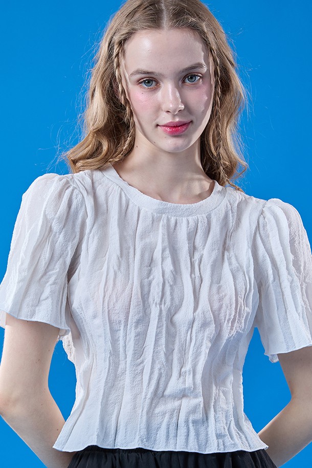 [퍼프ver.] 쿨링 마몽 크롭 무지 반팔티는 플리츠 마동 소재로 제작되어 시원하고 쾌적한 착용감을 제공하는 여성용 반팔티입니다. 트렌디한 플리츠 디자인과 슬림핏으로 날씬한 실루엣을 연출해주며, 무지 패턴의 화이트 컬러가 베이직하면서도 세련된 스타일을 완성합니다. 얇은 두께감과 빠른 건조, 공기 순환 기능으로 여름철 일상복으로 적합하며 라운드넥 디자인이 특징입니다.
