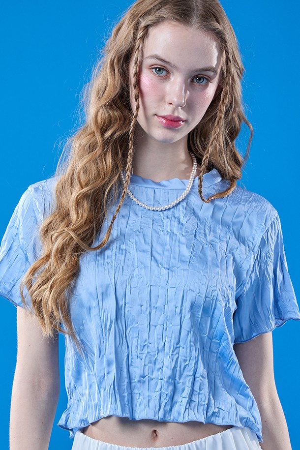 여성용 쉬폰 쿨링 마몽 크롭 무지 반팔티는 여름철 일상에서 캐주얼하게 입기 좋은 블루 색상의 상의입니다. 얇고 부드러운 쉬폰 소재로 제작되었으며, 냉감, 속건, 통기 기능과 에어 서큘레이션 기능이 있어 시원하고 쾌적하게 착용할 수 있습니다. 슬림핏에 크롭 기장으로 디자인되었고, 라운드넥과 반소매로 구성되어 있으며, 주름 디테일이 돋보이는 무지 티셔츠입니다.
