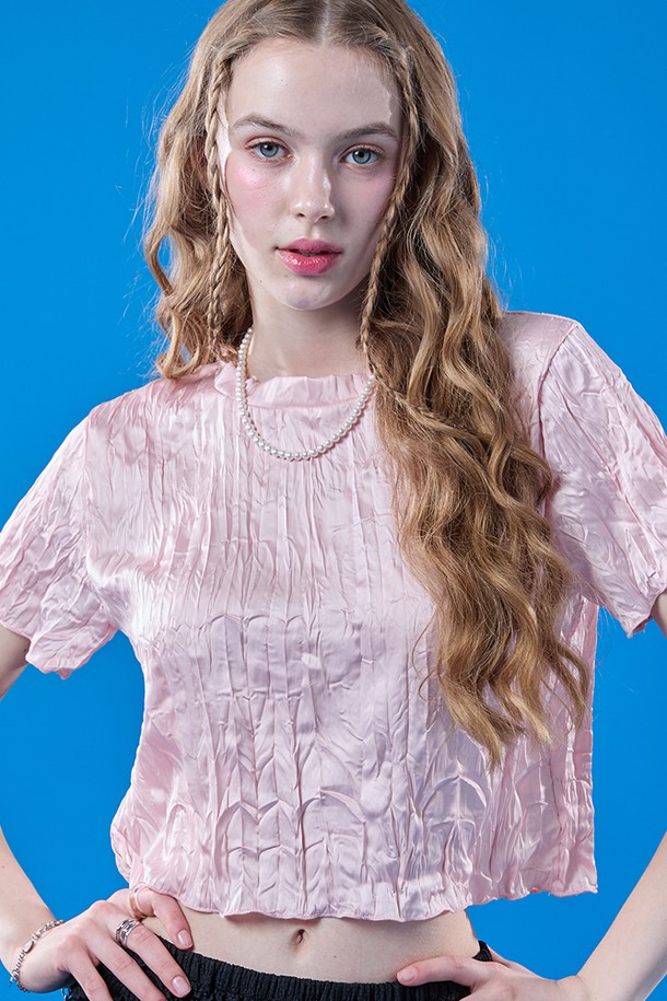 쉬폰 소재의 핑크색 크롭 반팔티로, 플리츠 디자인과 에어서큘레이션 시스템이 돋보입니다. 얇고 부드러운 터치감에 냉감, 통기, 속건 기능이 있어 여름철에도 쾌적하게 착용 가능합니다. 슬림핏 라운드넥 디자인으로 캐주얼한 무드를 연출합니다.
