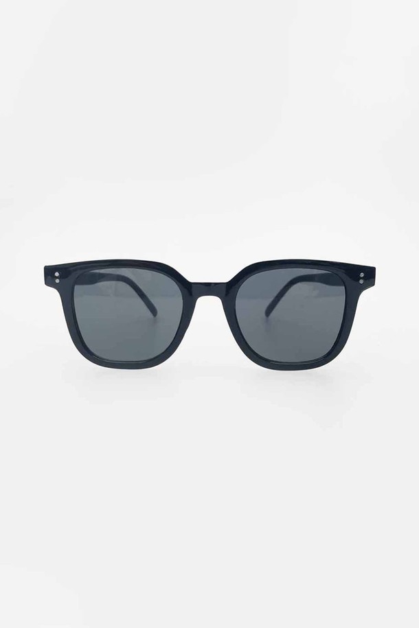 세련된 무드의 여성용 선글라스, [SQRAB] 레이어드 뿔테 올블랙 사각라운드 선글라스입니다. 빈티지하면서도 트렌디한 디자인으로, 자외선으로부터 눈을 보호하며 데일리 패션을 완성해 줍니다. 아시안 핏 전용 설계로 편안한 착용감을 제공하는, 스타일과 기능을 모두 갖춘 필수 아이템입니다.
