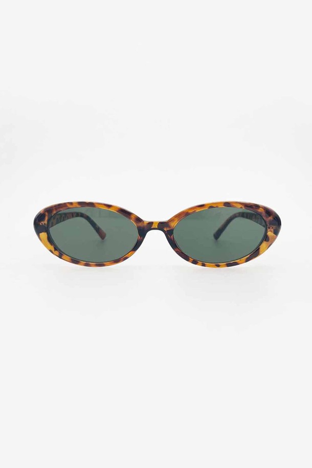 여성스러운 무드를 더하는 WOMEN 레이어드 뿔테 레오파드 선글라스입니다. 다크브라운 컬러의 레오파드 패턴과 빈티지한 스타일이 특징이며, 자외선 차단 기능으로 눈 건강까지 챙길 수 있습니다. 편안한 아시안핏 디자인으로 제작되어 데일리 선글라스로 활용하기 좋습니다.
