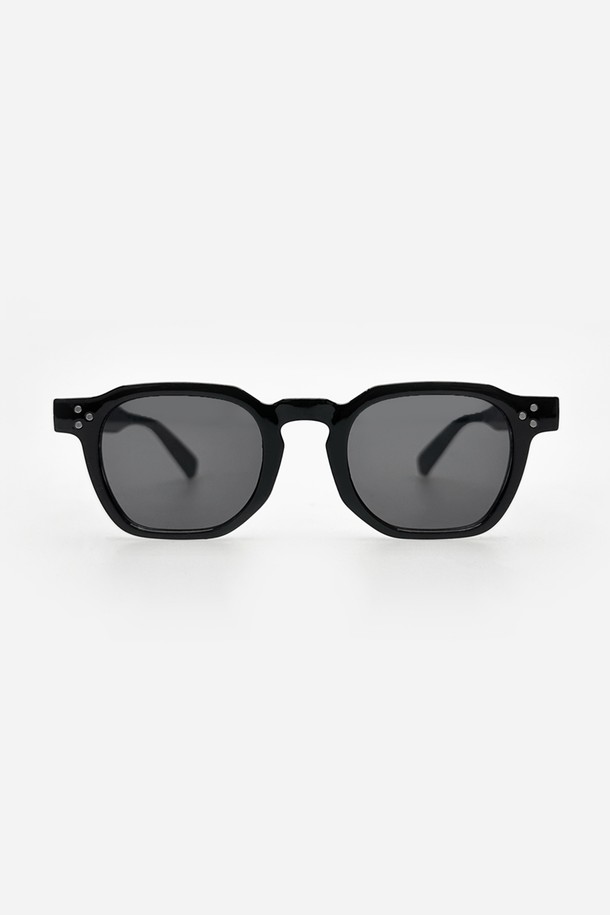 세련된 스타일을 완성하는 WOMEN 레이어드 뿔테 올블랙 다각 선글라스 [DGGAB]입니다. 빈티지, 레트로, 시크 무드를 담아 플라스틱 소재로 제작되었으며, 아시안핏 디자인으로 편안한 착용감을 제공합니다. 자외선 차단 기능과 트렌디한 디자인으로 일상, 페스티벌 등 다양한 상황에서 데일리하게 활용할 수 있는 아이템입니다.
