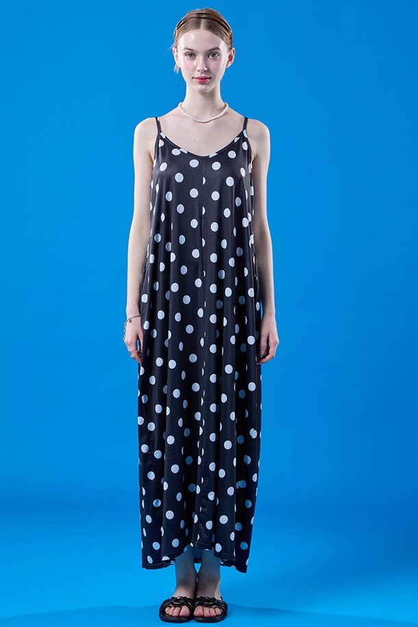 세련된 레이어드 스타일의 블랙 브이넥 도트 맥시 원피스입니다. 페미닌하고 시크한 무드를 연출하며, 여름철 일상에서 편안하게 착용하기 좋습니다. 시원한 민소매 디자인과 A라인 핏, 맥시 기장으로 여성스러운 실루엣을 완성해 줍니다.
