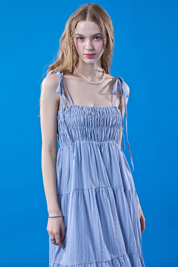 푸른 하늘을 닮은 데이지 바스락 리본 여름 프릴 레이어드 나시원피스 [BLUE] KCL은 여성스러운 페미닌 무드를 연출해줍니다. 얇고 바스락거리는 소재에 티어드 치마핏과 레이어드 디자인이 더해져 시원하고 특별한 느낌을 선사하며, 스퀘어넥과 프릴, 리본 디테일이 사랑스러운 포인트를 더합니다. 여름 일상에서 페스티벌 룩으로도 활용 가능한 매력적인 민소매 원피스입니다.
