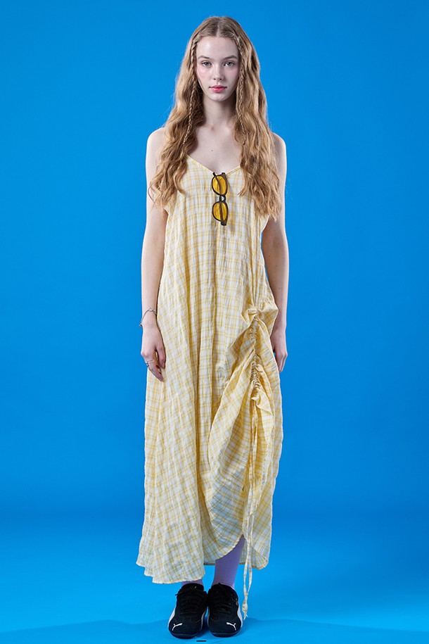 시원한 옐로우 컬러의 프레피 스타일 여름 맥시 체크 나시 원피스입니다. 얇고 통기성이 좋은 소재로 제작되어 쾌적한 착용감을 선사하며, 빠른 건조와 공기 순환 기능을 갖춰 여름철에도 시원하게 입을 수 있습니다. 끈나시 형태로 소녀스러운 매력을 더하며, 밑단 2way 연출이 가능하여 다양한 스타일을 연출할 수 있습니다.
