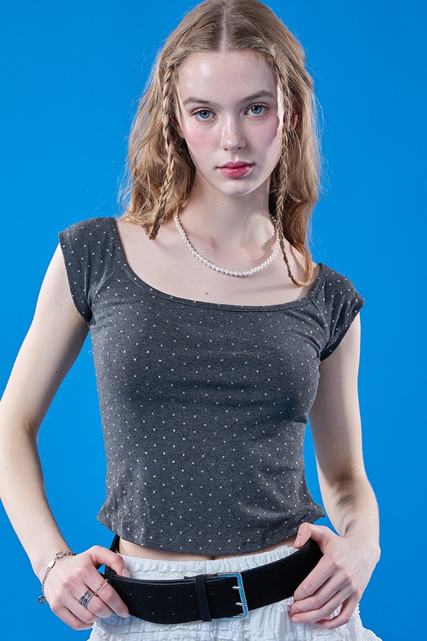 페미닌하고 시크한 무드의 여성용 크롭 반팔 티셔츠입니다. 스팽글과 큐빅 장식이 돋보이는 라운드넥 디자인으로, 슬림핏의 GRAY 컬러입니다. 여름 시즌, 일상에서 스타일리시하게 연출하기 좋은 Festival 테마 컬렉션 FREE 사이즈 이너입니다.
