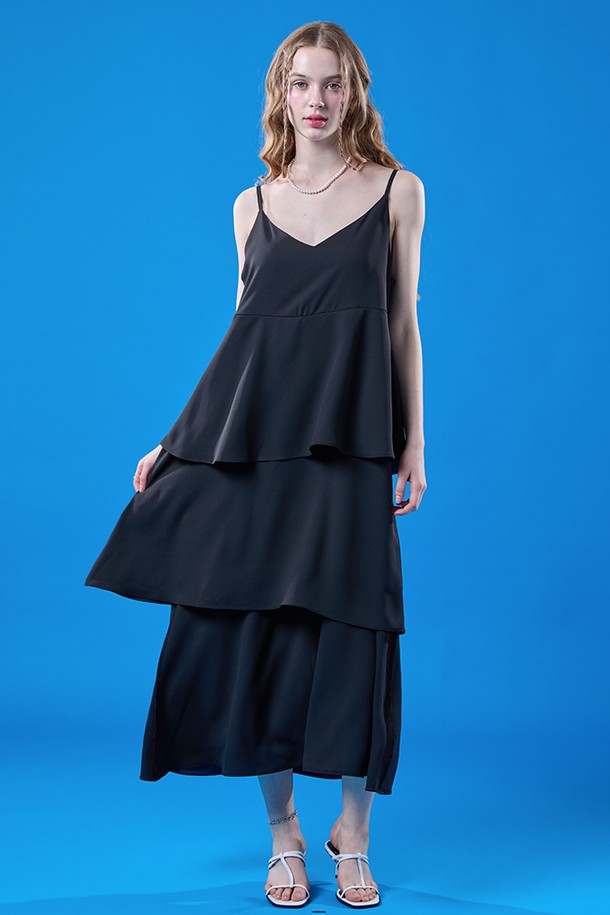 시원한 쿨링 냉장고 캉캉 쉬폰 맥시 롱 나시원피스 [BLACK]입니다. 부드러운 시폰 소재와 루즈핏으로 편안한 착용감을 선사하며, XKoLEAT 기술을 적용하여 통기성과 속건 기능을 갖춰 여름철에도 쾌적함을 유지합니다. 우아한 스퀘어넥에 레이어드 디자인, 스파게티 스트랩과 티어드 치마핏으로 페스티벌 룩부터 일상까지 다채롭게 연출할 수 있습니다.
