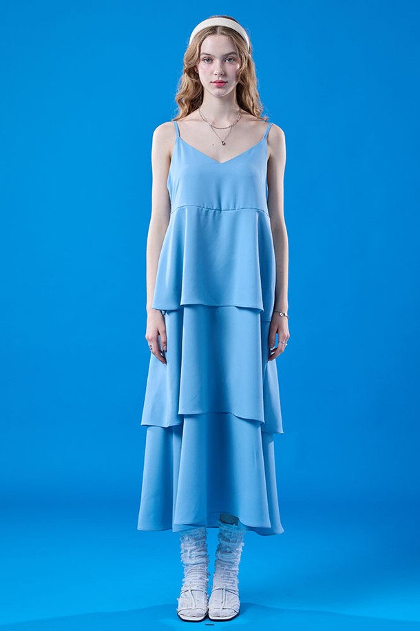 시원한 촉감의 쿨링 캉캉 쉬폰 맥시 롱 나시 원피스[BLUE]로 여름을 시원하고 우아하게 보내세요. 얇고 통기성이 좋은 시폰 소재에 냉감, 속건 기능이 더해져 일상, 여행, 휴가에서 쾌적함을 유지해주며, 루즈핏과 브이넥 디자인이 페미닌한 매력을 더합니다. 스파게티 스트랩과 레이어드 디자인, 그리고 365 FAST DRY 기능과 AIR CIRCULATION 양방향 통기성으로 편안함까지 갖춘 맥시 원피스입니다.
