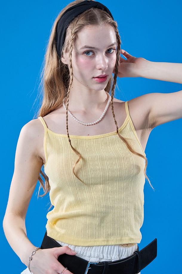 키치한 매력의 라임 옐로우 색상 펀칭 끈나시입니다. 미니 기장의 레이어드 스타일로 걸리시한 무드를 연출하며, 체크 패턴과 스트랩 네크라인이 특징입니다. 프리사이즈로 여름철 일상이나 휴가에 포인트 아이템으로 활용하기 좋습니다.
