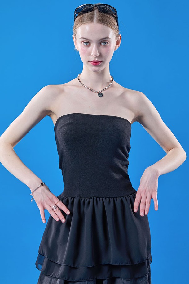 여성용 블랙 색상의 미디 오프숄더 탱크탑입니다. 얇은 두께의 무지 패턴으로 여름철 일상복으로 적합하며, 레이어드 스타일의 이너 탑으로 활용하기 좋습니다. 페미닌하고 베이직한 스타일을 연출할 수 있는 레귤러핏 민소매 디자인입니다.
