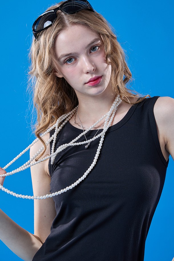 부유방 커버 디자인의 [BLACK] 이너 나시입니다. 흡습, 속건, 통기 기능의 스판덱스 소재로 제작되어 여름철에도 쾌적하게 착용 가능하며, 슬림핏 라운드넥 디자인으로 시크한 스타일을 연출합니다. 페스티벌, 휴가 등 다양한 룩에 레이어드하여 활용하기 좋으며, 365 FAST DRY 기능으로 편안함을 더했습니다.
