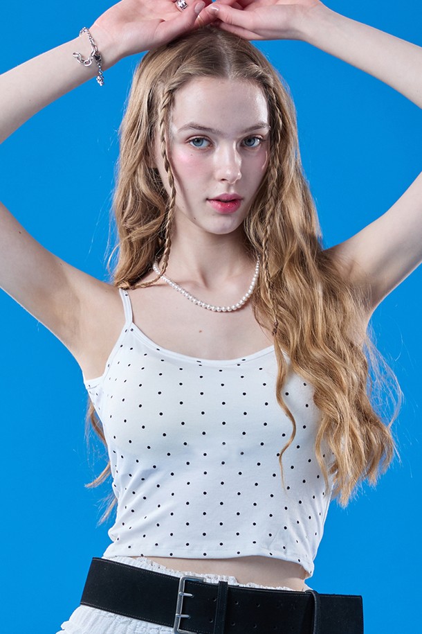 화이트 색상의 멜빈 내장브라탑 크롭 도트 탱크탑 나시입니다. 페미닌한 무드의 도트 패턴이 돋보이며, 스퀘어넥 디자인으로 제작되었습니다. 여름철 일상복으로 적합하며, 얇은 두께와 민소매 디자인으로 시원하게 착용할 수 있습니다.
