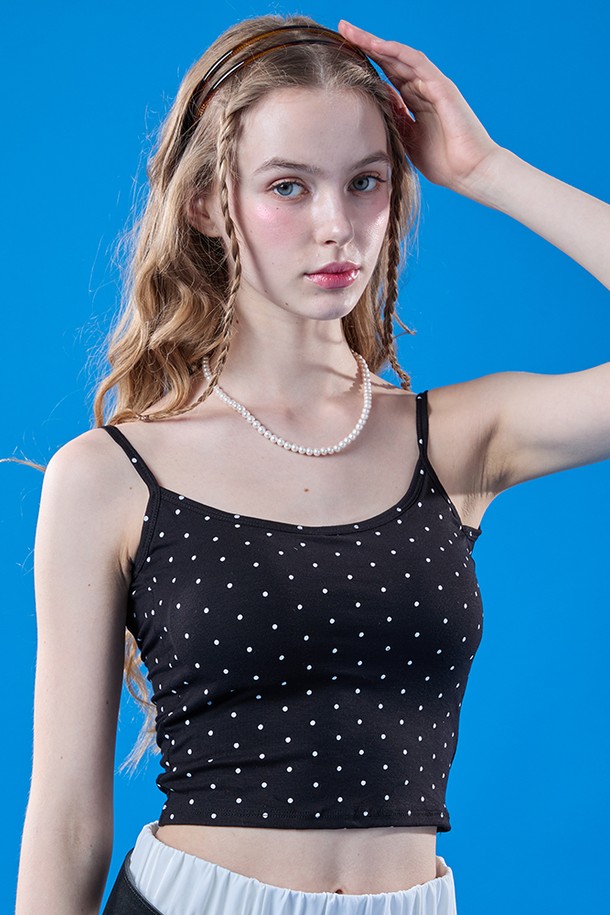 멜빈 내장브라탑 크롭 도트 탱크탑 나시 [BLACK] 이너는 여성의 캐주얼 스타일을 위한 여름철 필수 아이템입니다. 블랙 컬러에 민소매, 스퀘어넥 디자인으로 시원하고 세련된 느낌을 주며, 크롭 기장과 도트 패턴이 트렌디함을 더합니다. 얇은 두께감으로 편안하게 착용 가능하며, 이너웨어 겸용 브라탑으로 실용성을 높였습니다.
