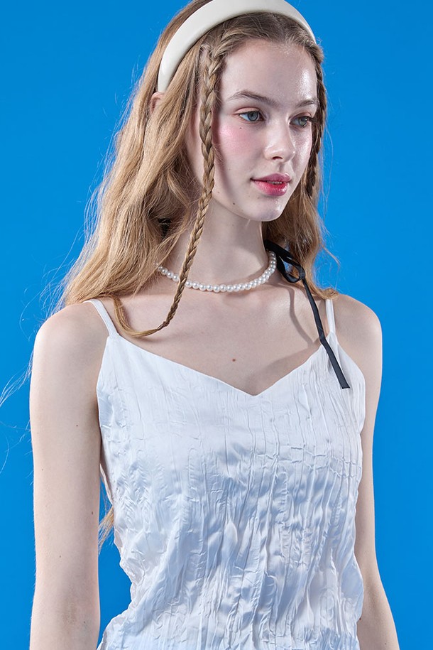 시원한 여름을 위한 필수템, 쉬폰 쿨링 이너 브이넥 마몽 뷔스티에 끈나시 [WHITE]입니다. 얇고 부드러운 쉬폰 소재와 플리츠 디테일이 여성스러운 실루엣을 연출하며, 냉감, 속건, 통기 기능으로 쾌적한 착용감을 선사합니다. 투웨이 에어서큘레이션 시스템과 경량 디자인으로 가볍고 시원하게 즐길 수 있는 여름철 잇 item입니다.
