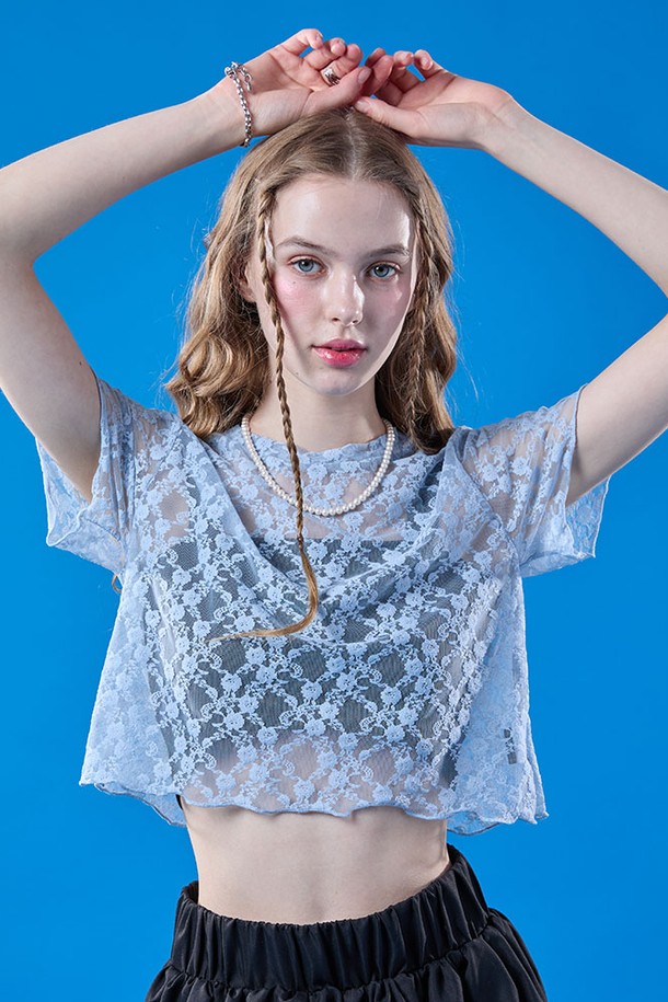 페미닌한 무드의 레이어드 플라워 시스루 크롭 반팔티 [BLUE]는 여름철 일상에서 여성스러움을 돋보이게 해줍니다. 블루 컬러의 플라워 패턴과 시스루 디자인이 특징이며, 얇은 레이스 소재로 제작되어 시원하게 착용 가능합니다. 레귤러핏의 크롭 기장으로, 라운드넥 디자인이 돋보이는 페스티벌 컬렉션 라인의 반팔 티셔츠입니다.
