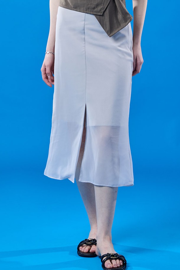 아이보리 색상의 시스루 쉬폰 소재로 제작된 롱스커트입니다. 얇고 부드러운 촉감과 트임 디테일, A라인 핏이 특징이며, 쿨링, 속건, 통기성 기능으로 여름에도 시원하고 쾌적하게 착용할 수 있습니다. 페미닌하고 캐주얼한 스타일 연출이 가능하며, 레이어드 스타일과 체크 패턴이 돋보이는 아이템으로 일상 및 여행, 페스티벌 등 다양한 용도로 활용하기 좋습니다.
