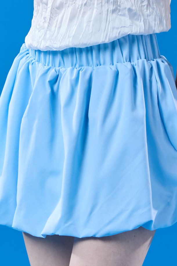 벌룬 쿨링 바스락 레이어드 미니스커트는 여름에 시원하게 입을 수 있는 블루 컬러의 여성용 미니스커트입니다. 쿨링 소재와 XKoLEAT 기술이 적용되어 냉감, 속건, 통기성이 뛰어나며, 바스락거리는 촉감과 와이드 핏으로 편안하게 착용할 수 있습니다. 일상복은 물론 페스티벌룩으로도 활용 가능한 캐주얼한 스타일의 벌룬핏 미니스커트입니다.
