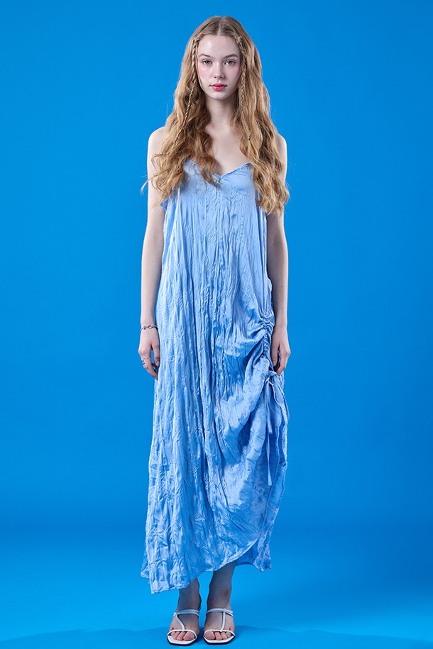 여름에 어울리는 시원한 블루 컬러 롱 원피스로, 쉬폰 소재와 체크 패턴이 특징입니다. 레이어드 스타일링이 가능하며, 스퀘어넥 디자인과 셔링 스트랩, 민소매로 캐주얼한 무드를 연출합니다. 냉감, 속건, 통기 기능과 함께 반다나, 선글라스 액세서리가 포함되어 페스티벌이나 휴가지에서 활용하기 좋습니다.
