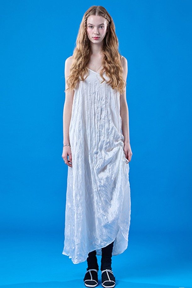 여름에 어울리는 시원한 시폰 소재의 화이트 롱 원피스입니다. 셔링 디테일과 스트랩 디자인이 돋보이며, 레이어드 스타일로 우아하고 페미닌한 무드를 연출합니다. 냉감 기능이 있어 시원하게 착용 가능하며, 루즈핏으로 편안함을 더했습니다.
