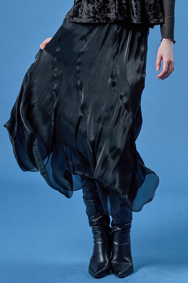 **쉬폰 플레어 언발란스 롱스커트 [블랙]**는 부드러운 쉬폰 소재로 제작되어 우아하고 페미닌한 분위기를 연출하는 여성 플레어 롱스커트입니다. 블랙 컬러에 플라워 또는 도트 패턴이 더해져 데일리룩에 포인트를 더하며, 언밸런스 디자인과 플레어핏으로 다리 라인을 더욱 돋보이게 합니다. 특히, 퍼프 디테일과 레이스 장식이 로맨틱하고 클래식한 스타일을 완성하여 데이트룩, 모임룩, 카페룩 등 다양한 TPO에 활용하기 좋습니다. 얇은 두께감으로 봄 시즌에 가볍게 착용 가능하며, 미니멀한 스타일에 포인트를 더하고 싶은 분들께 추천합니다.
